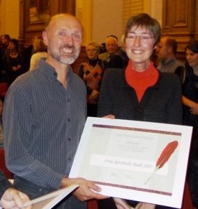 Bieke Vandekerckhove wint prijs met haar boek "De smaak van stilte"